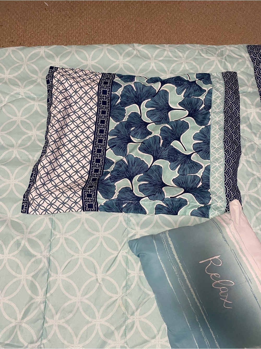 Blue Floral Pattern queen comforter w/ 2 matching shams & 2 match decor pillows - Picture 11 of 15
